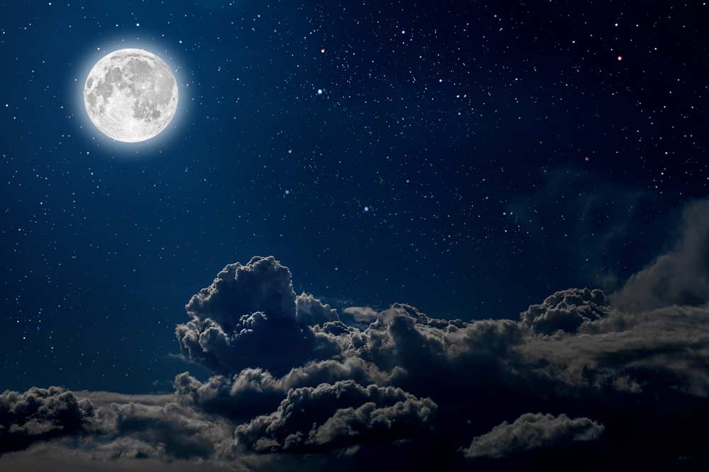 Звездное небо, мечтательное ночное небо с облаками и луной.