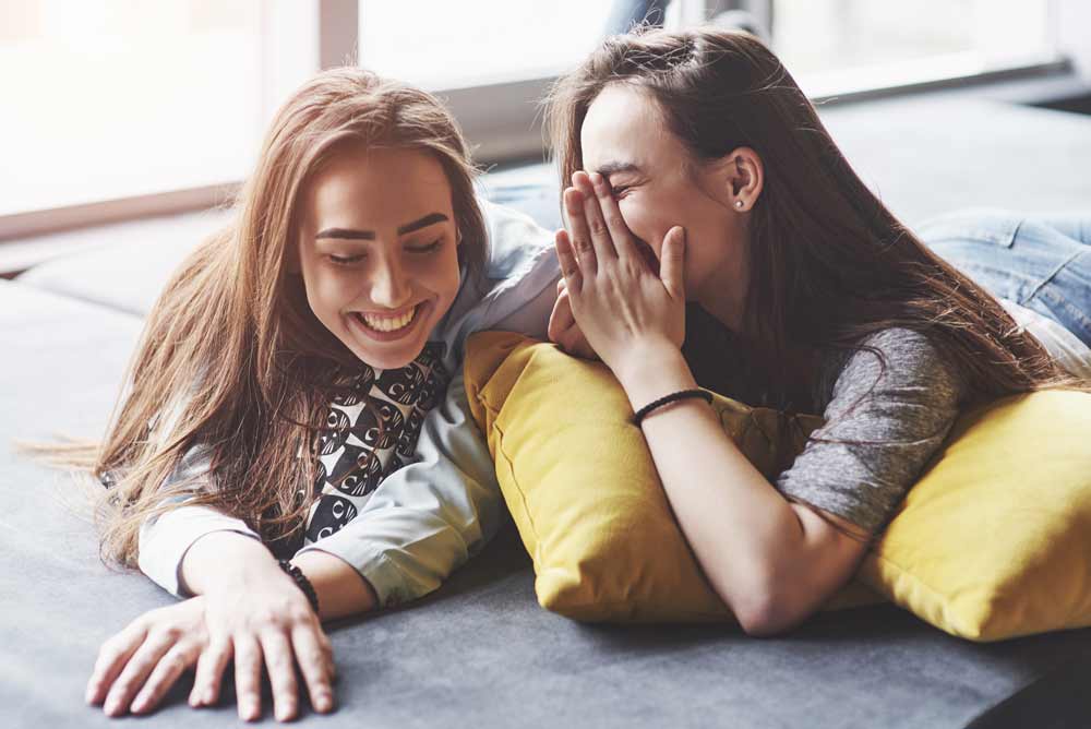 Due giovani sorelle gemelle trascorrono del tempo insieme con dei cuscini.