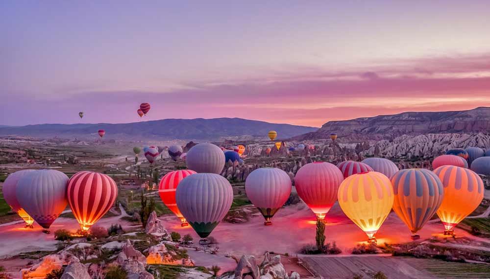 Mongolfiere colorate prima del lancio nel parco nazionale di Goreme, Cappadocia, Turchia.